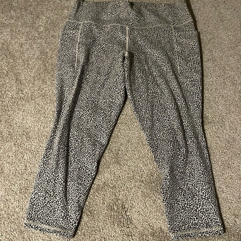 Athleta Salutation Stash II Textured Tight 7/8 length XL